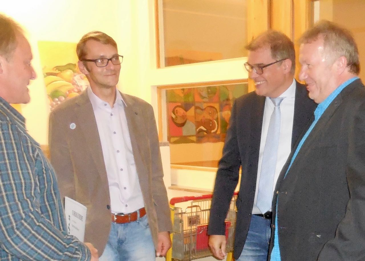 Gerd Hegerkamp (r.) wird für sein 30jähriges Betriebsjubiläum geehrt (v.l.): Geschäftsbereichsleiter Stefan Siebert, MAV-Vorsitzender Lars-Tido Worthmann und Vorstand Holger Gatzenmeyer. Foto: Caritas