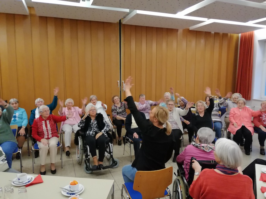 Der Höhepunkt des Nachmittags war ein Sitztanz, den die Tagesgäste ihren Angehörigen präsentierten. Foto: Caritas