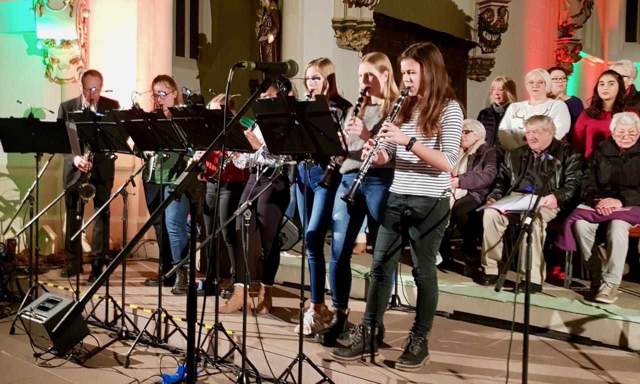 Wolfgang Busse spielte mit seinen Schülerinnen Anna Katharina Hendorf, Dalkiri Ripping, Kira Schmitthals, Leah Sturzenbecher, Hannah Otto und Lena Schneegans.