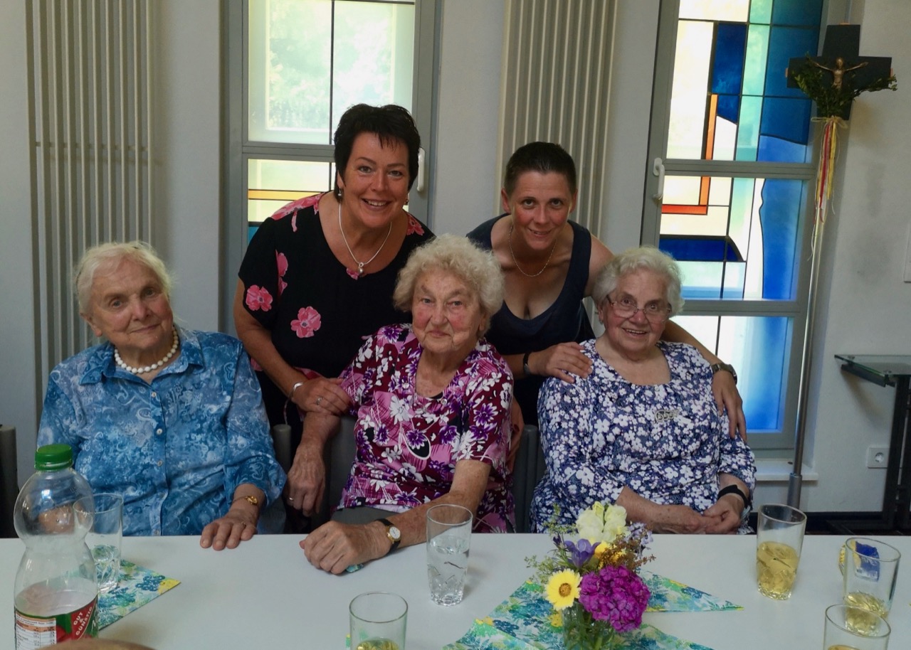 Beim Sommerfest der Carena-Gruppen in Rittmarshausen: Christiane Koch und Stefanie Popp (2. Reihe, v.l.). Foto: Caritas