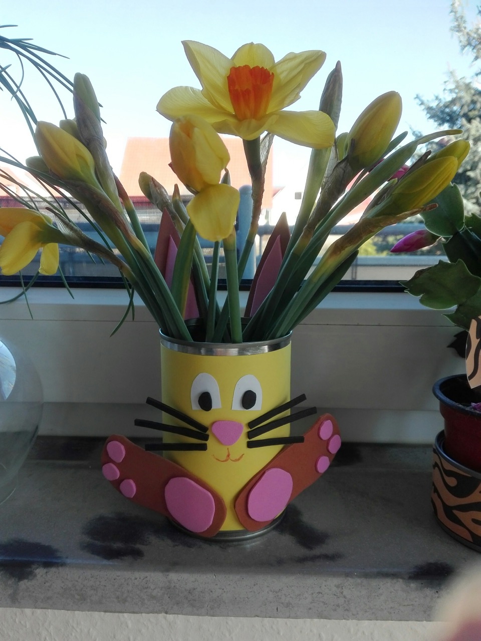 Blumenschmuck aus der Aktion „Kindern basteln für Senioren“. | Foto: Caritas