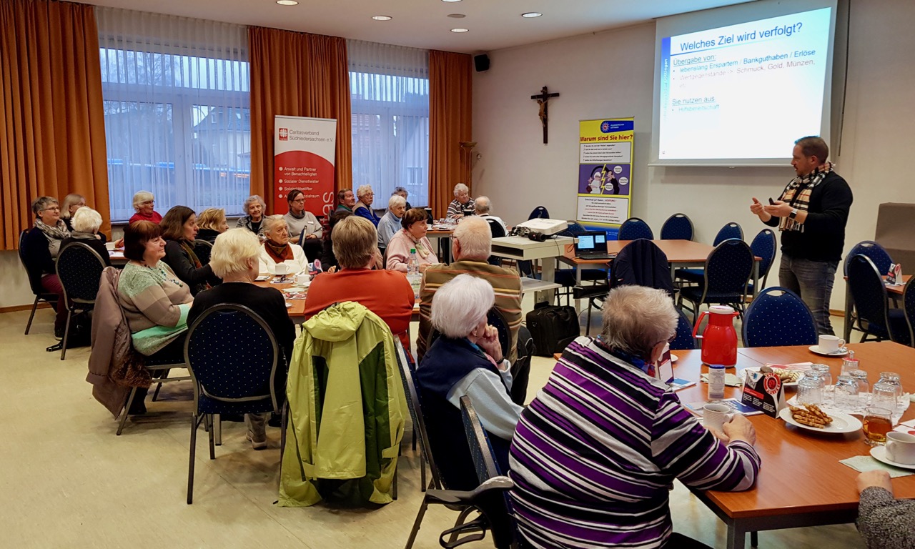 Polizeihauptkommissar Otte von der Polizeiinspektion Göttingen berichtete aus seiner Berufspraxis. | Foto: Caritas