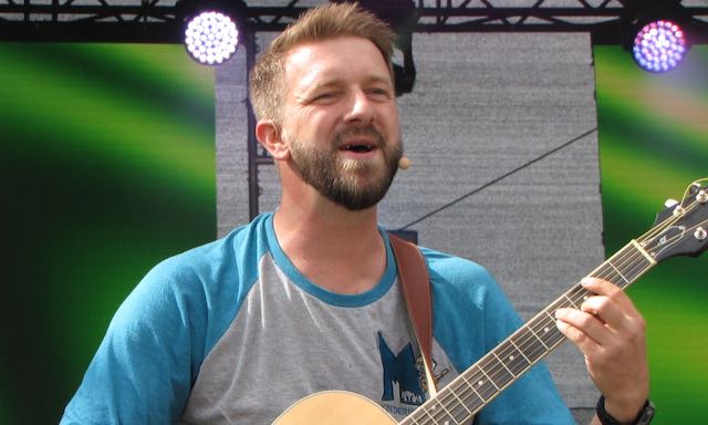 Kinderliedermacher Mathi aus Niederorschel: „der Mann mit der Gitarre und mit dem mit Abstand breitesten Grinsen“.