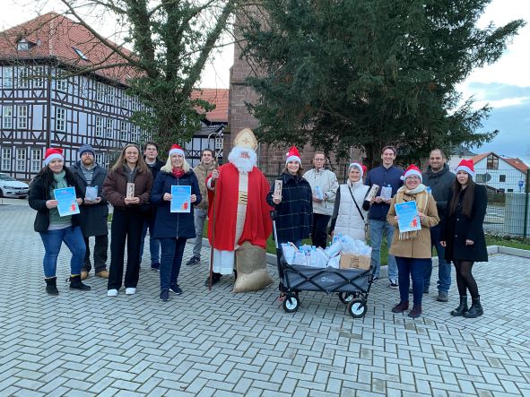 Zahlreiche Helferinnen und Helfer waren mit dem Nikolaus in Duderstadt unterwegs.