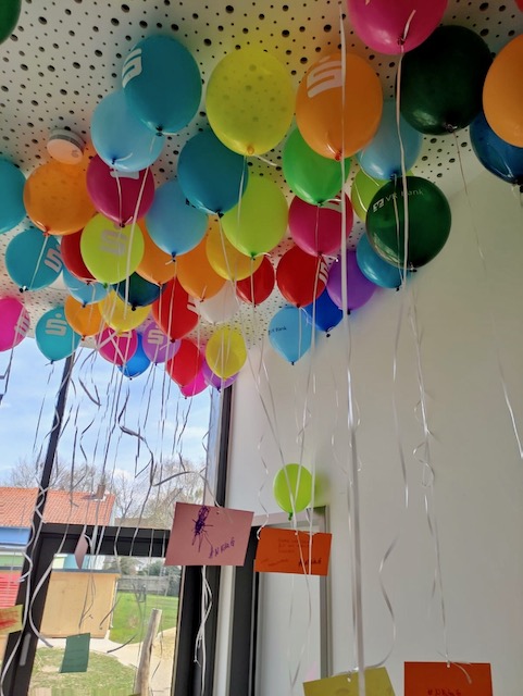 „Wir brauchen ein besseres KiTa-Gesetz, jetzt!“: bunte Luftaballons wurden mit Helium gefüllt, um mit den Forderungen der Eltern in den Himmel zu steigen. | Foto: Ines Kramer