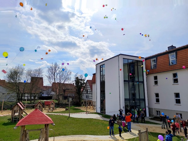 „Wir brauchen ein besseres KiTa-Gesetz, jetzt!“: bunte Luftaballons steigen mit den Forderungen der Eltern in den Himmel. | Foto: Ines Kramer