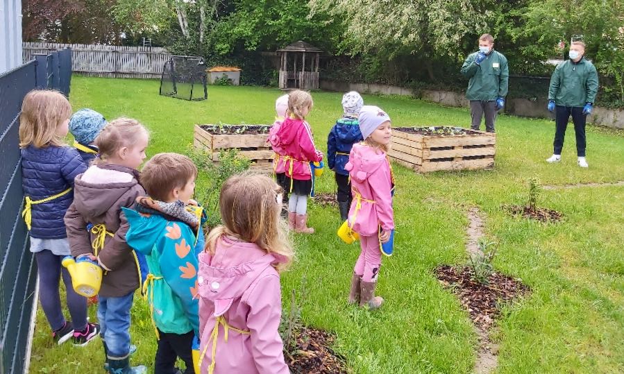 Kinder der KiTa für Alle im Inklusiven Campus Duderstadt lernen, wie Gemüse angebaut wird.