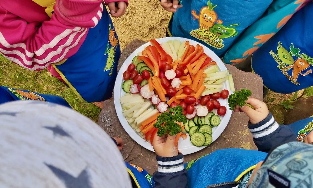 Kinder der KiTa für Alle im Inklusiven Campus Duderstadt lernen, wie Gemüse angebaut wird.