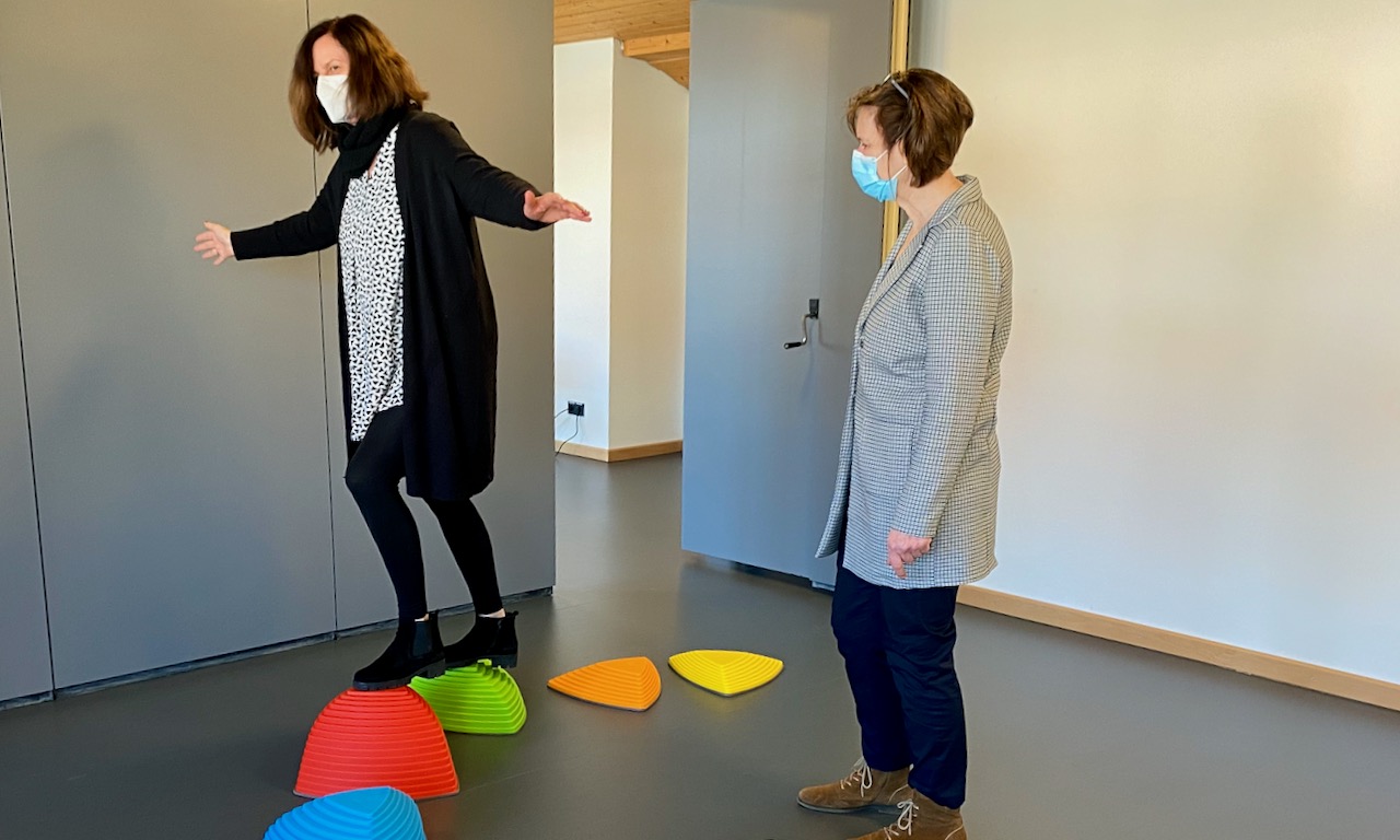 Bettina Schulte testet ihr Gleichgewicht. | Foto: Caritas