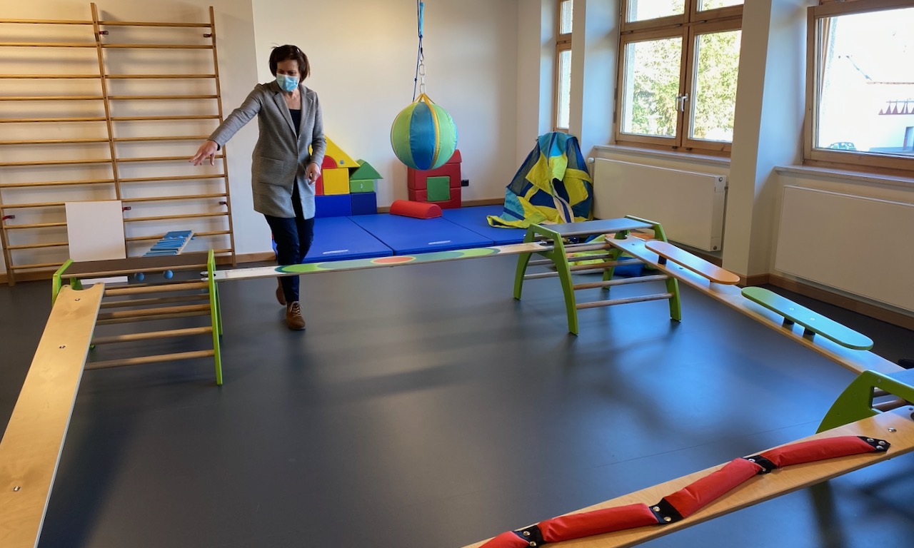 Heike Jagemann erklärt die neuen Elemente. | Foto: Caritas