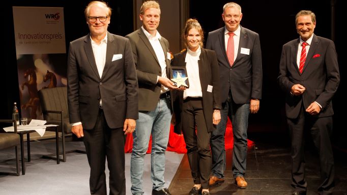 Landrat Bernhard Reuter (l.) und Sparkassen-Vorstand Rainer Hald (r.) gehören zu den ersten Gratulanten. | Foto: TrapezFilm – Stephan Beuermann