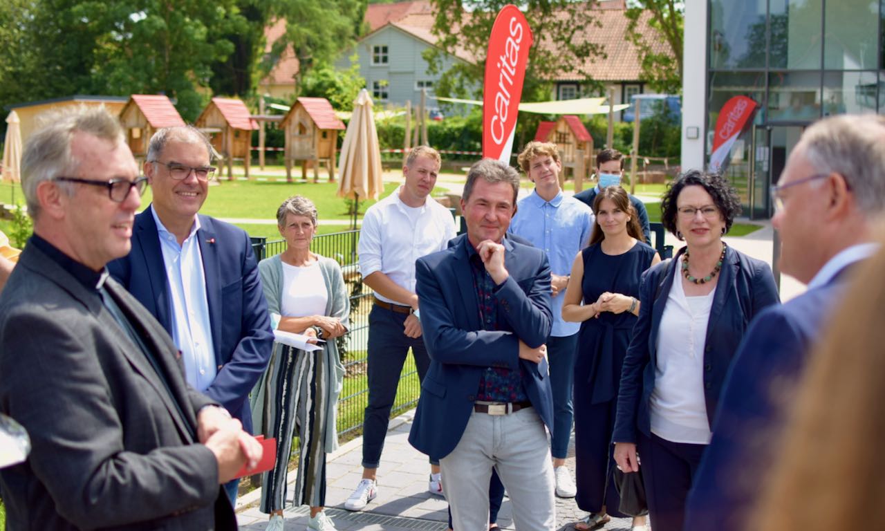 Dechant Wigbert Schwarze (l.) begrüßt Ministerpräsident Stephan Weil (SPD).