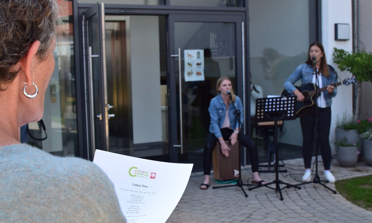 Campus-Song von und mit Sophia Schimanski (l.) und Jolina Zelt.