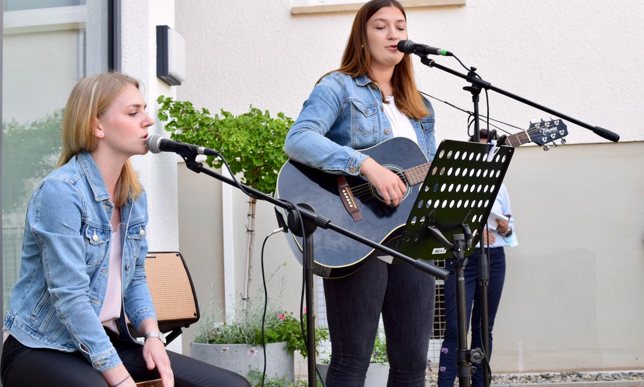Campus-Song von und mit Sophia Schimanski (l.) und Jolina Zelt.