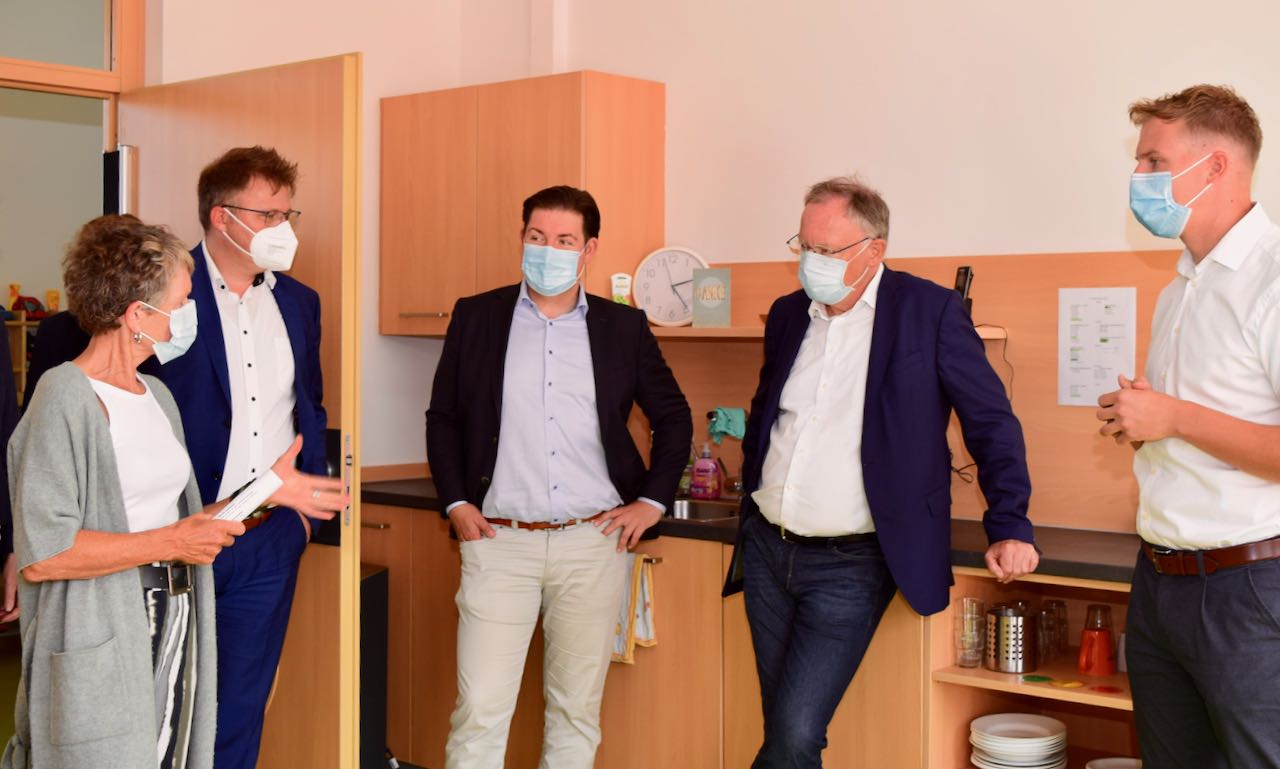 Dagmar Wüstefeld (l.) und Moritz Heller (r.) informieren Ministerpräsident Stephan Weil, Kreisrat Marcel Riethig (SPD) und Bürgermeister Thorsten Feike (v.r.).