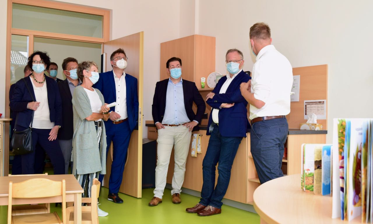 Dagmar Wüstefeld (l.) und Moritz Heller (r.) informieren Ministerpräsident Stephan Weil, Kreisrat Marcel Riethig (SPD) und Bürgermeister Thorsten Feike (v.r.).