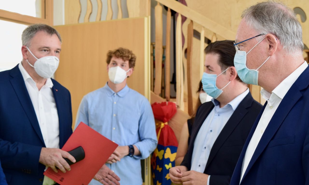 Caritas-Vorstandssprecher Ralf Regenhardt (l.) im Gespräch mit Kreisrat Riehtig und Ministerpräsident Weil.