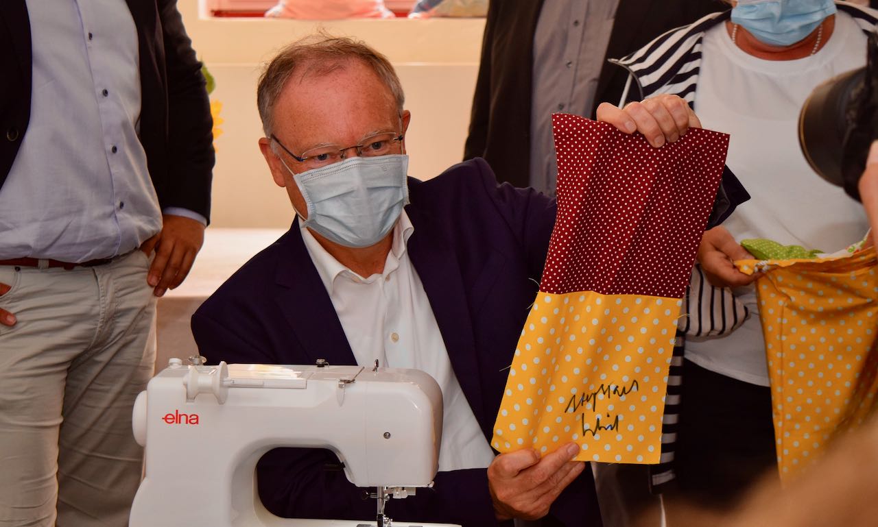 Das fertige Stück für die Patchworkdecke wurde vom Ministerpräsidenten signiert.