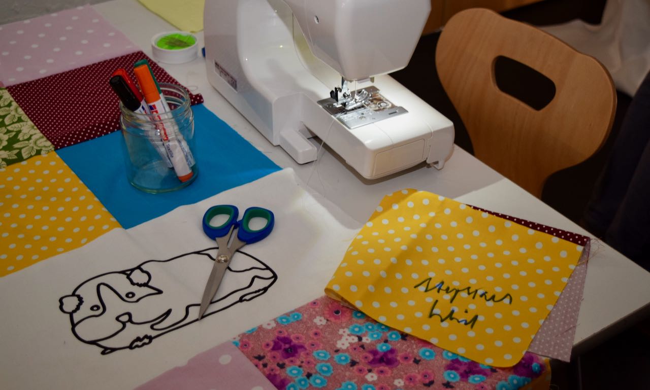 Das fertige Stück für die Patchworkdecke wurde vom Ministerpräsidenten signiert.