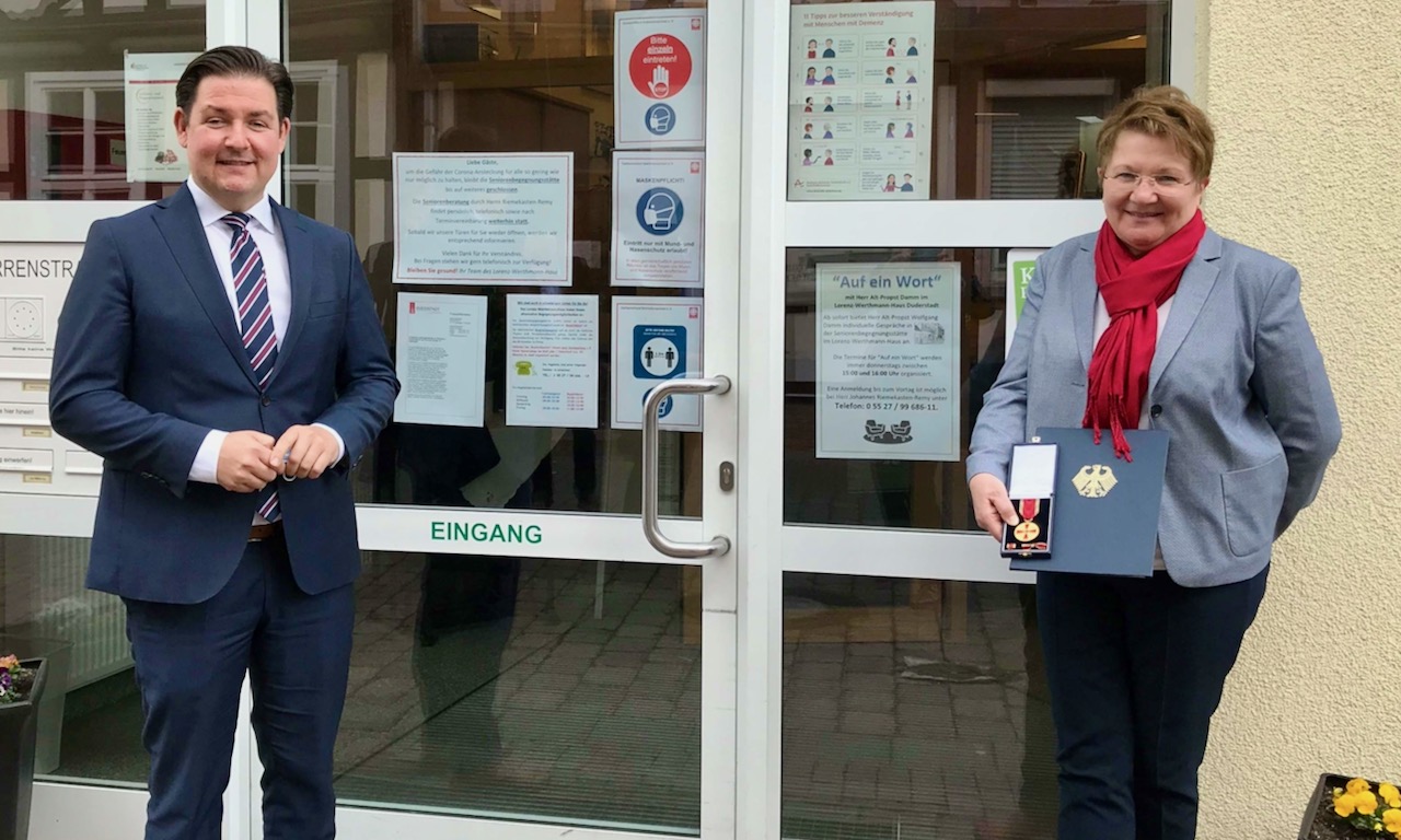 Kreisrat Marcel Riethig und Lydia Ballhausen. | Foto: Landkreis Göttingen