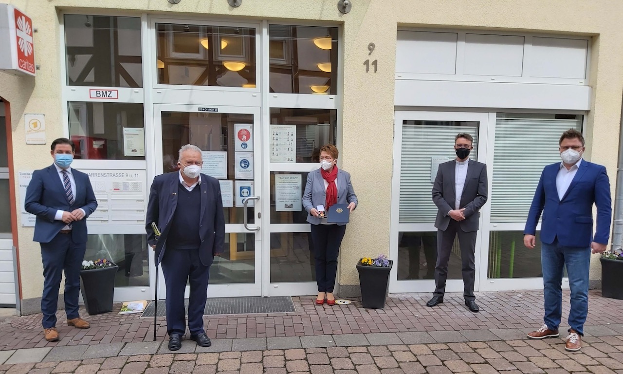Waren bei der Feierstunde dabei (v.l.): Kreisrat Marcel Riethig, Ehrenlandrat Lothar Koch, Lydia Ballhausen, Propst Thomas Berkefeld und Bürgermeister Thorsten Feike. | Foto: Riemekasten-Remy / Caritas