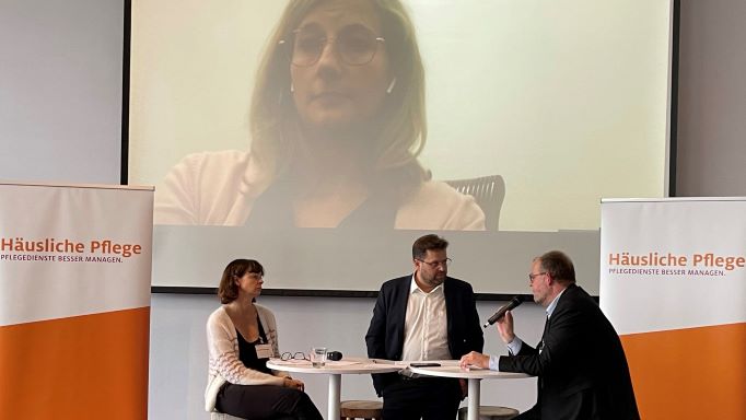  Podiumsdiskussion zur „Berliner Erklärung“ mit (von links) Nadine-Michèle Szepan, Leiterin der Abteilung Pflege im AOK-Bundesverband, Moderator Lukas Sander (Häusliche Pflege) und dem wig-Gründungsvorsitzenden Claudius Hasenau. Live zugeschaltet wurde die frisch gewählte FDP-Bundestagsabgeordnete Kristine Lütke, die mit ihrer Familie in Roth/Bayern die Seniorenbetreuung und -pflege „bei St. Otto“ betreibt. | Foto: wig