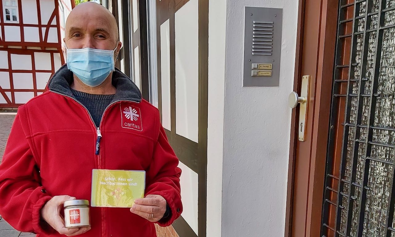 Postkarten und Kerzen verteilte Detlef Gabeler heute an die Nachbarn in der Scharrenstraße in Duderstadt. | Foto: Riemekaten-Remy