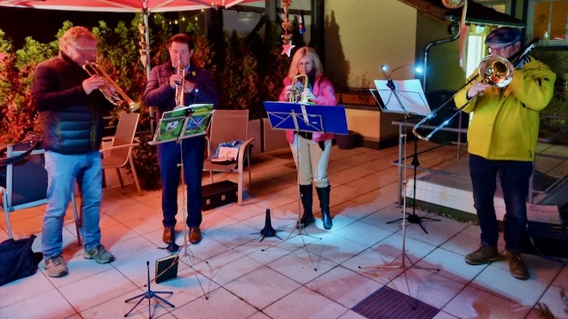 Landrat Marcel Riethig (2.v.l.) spielt beim Konzert auf der LWH-Dachterrasse Trompete. | Foto: Caritas