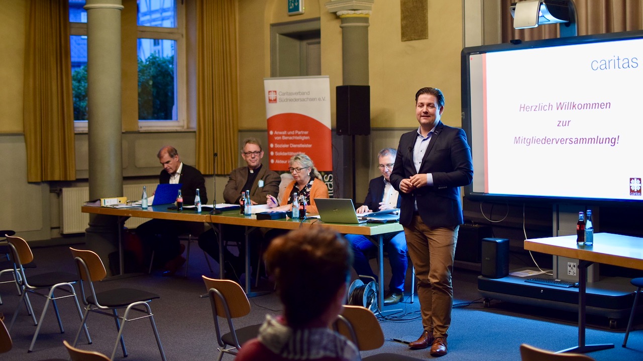 Der gewählte Landrat Marcel Riethig spricht während der Caritas-Mitgliederversammlung ein Grußwort.