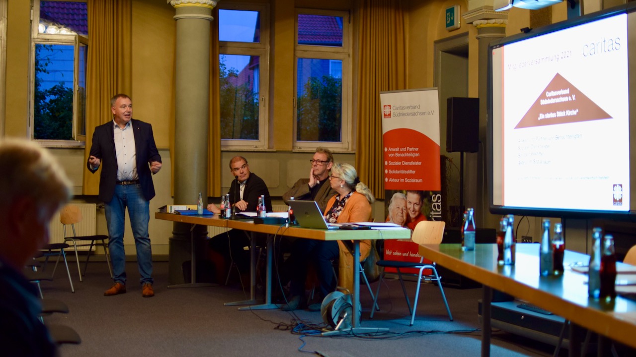 Caritas-Vorstandssprecher Ralf Regenhardt präsentiert den Jahresbericht.