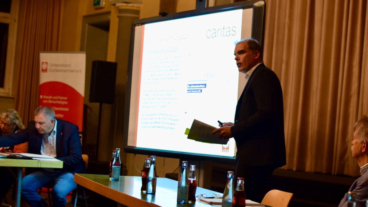 Caritas-Vorstand Holger Gatzenmeyer erläutert die Entwicklung der Finanzen im Caritasverband Südniedersachsen e.V.
