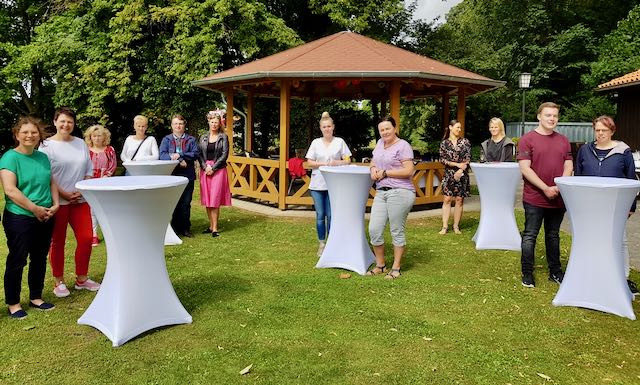 Im Garten des Caritas-Centrums Duderstadt wurden die frisch examinierten Pflegekräfte bei einer Feierstunde geehrt.