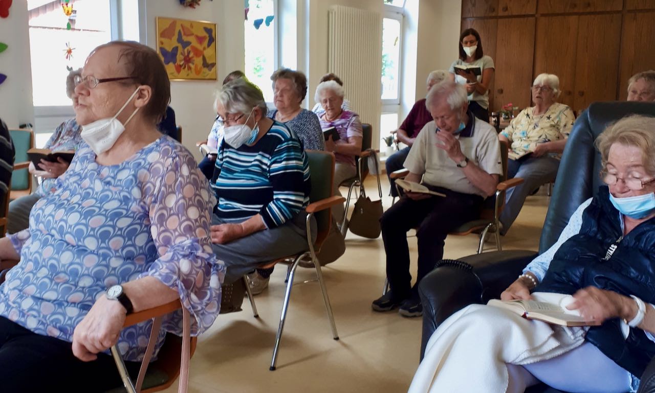 Anlässlich des katholisches Hochfestes Peter und Paul hielt Propst Berkefeld eine Andacht in der Caritas-Tagespflege Duderstadt.