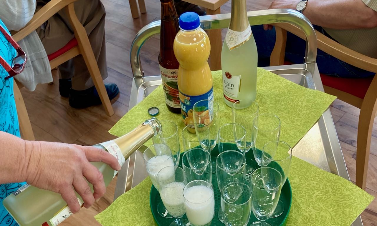 Der Festtag in der Tagespflege St. Vinzenz begann mit einem Sektfrühstück. | Foto: Caritas Südniedersachsen