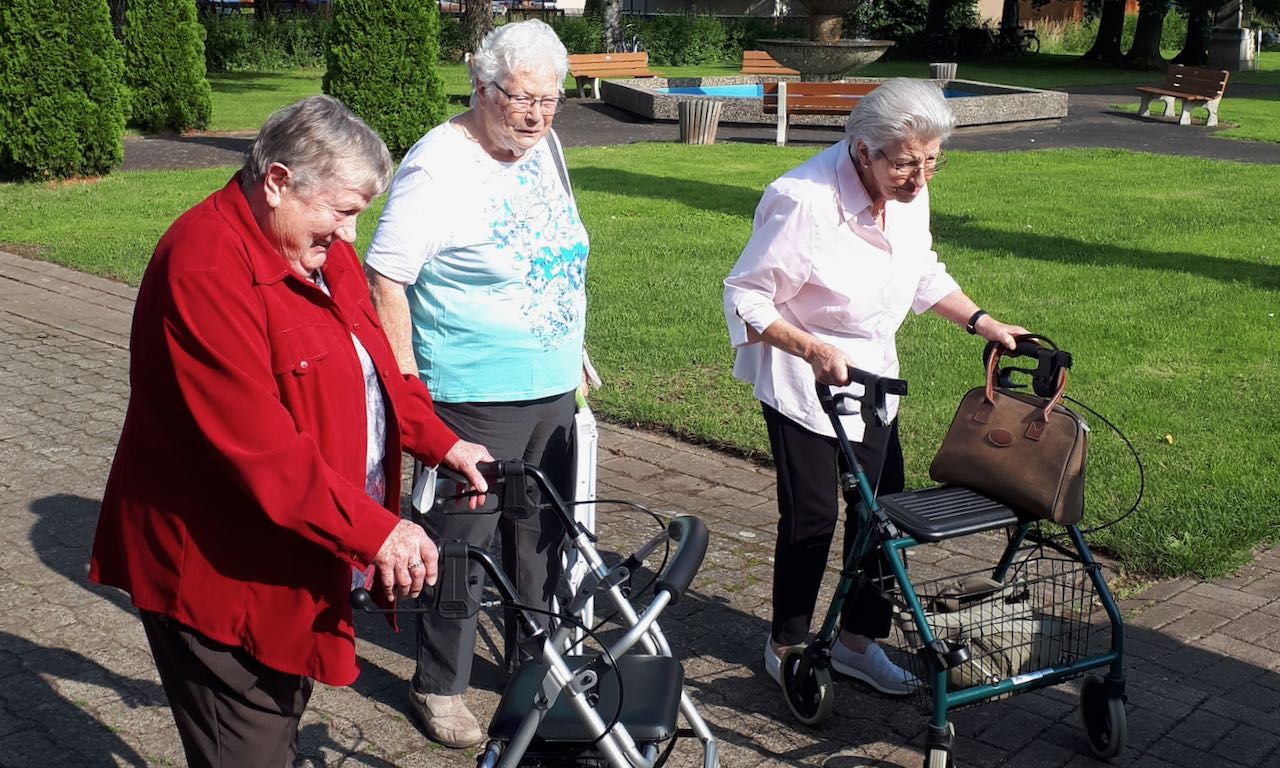 Gäste der Caritas-Tagespflege auf der Wallfahrtswiese. | Foto: Caritas Südniedersachsen