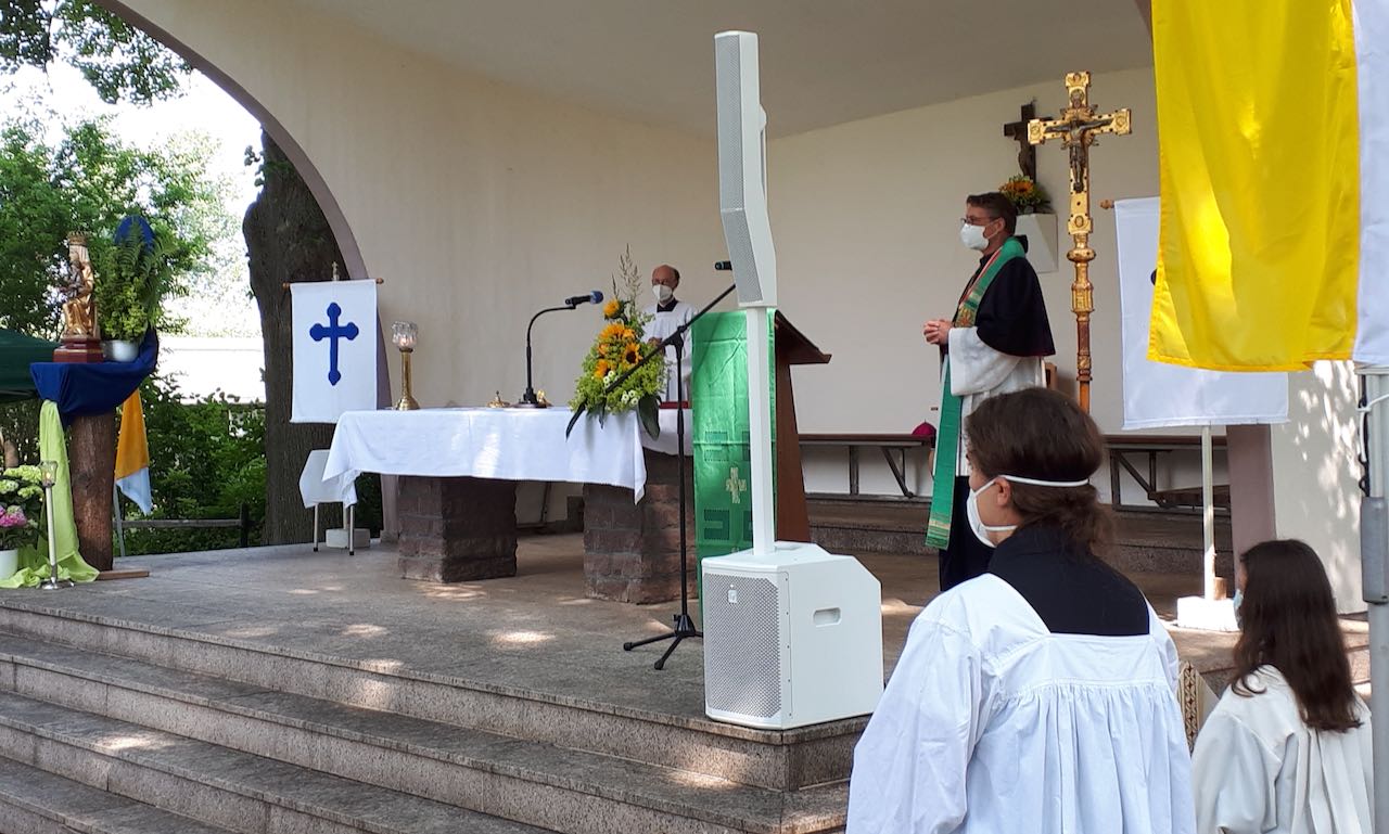 Der Freialtar auf der Wallfahrtswiese stand in unmmittelbarer Nähe zur Caritas-Pilgergruppe. | Foto: Caritas Südniedersachsen
