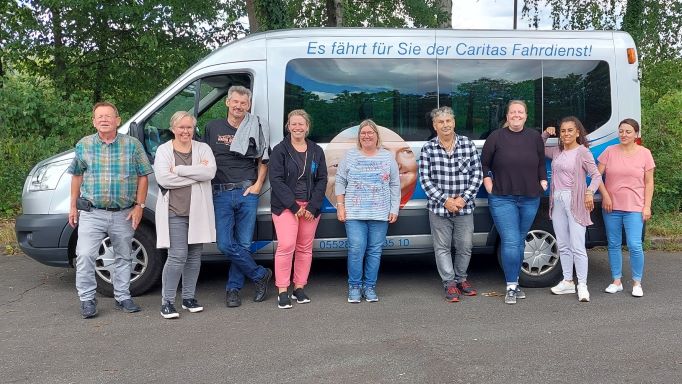 Freuen sich über das erfolgreiche Sicherheitstraining (von links): Sigfried Storch (Verkehrswacht), Miriam Hermann (Tagesstätte St. Raphael), Uwe Pohl (Fahrdienst), Katrin Schmidt (Tagespflege St. Vinzenz), Anette Klie-Senge (Tagespflege Duderstadt), Robert Osburg (Fahrdienst), Vera Rodenstock (Inklusiver Campus), Lucia Kirscht (Flüchtlingssozialarbeit), Corinna Jacobi (FAIRKAUF-Laden). | Foto: Regina Schmidt / Caritas