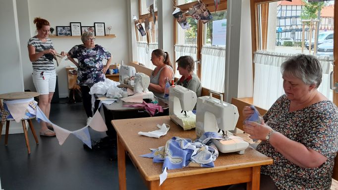 ... wurde im Familienzentrum noch fleißig weitergenäht. | Foto: Isabel Lubojanski / Caritas