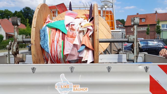 Die genähten Wimpel wurden auf großen Rollen zum Aufhängen gebracht. | Foto: Isabel Lubojanski / Caritas