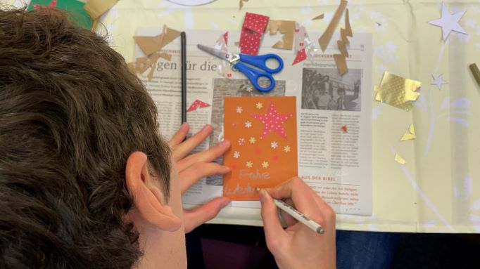 Die Karten wurden in Handarbeit gefertigt. | Foto: Daniela Ramb / khg