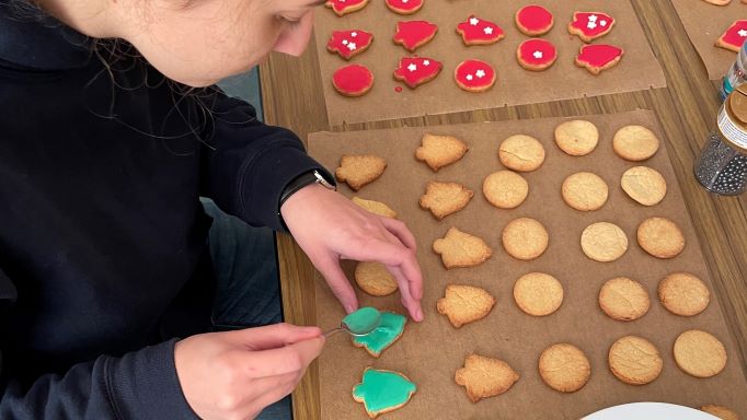 Zum Backen gehörte auch das Verzieren der Kekse. | Foto: Daniela Ramb / khg