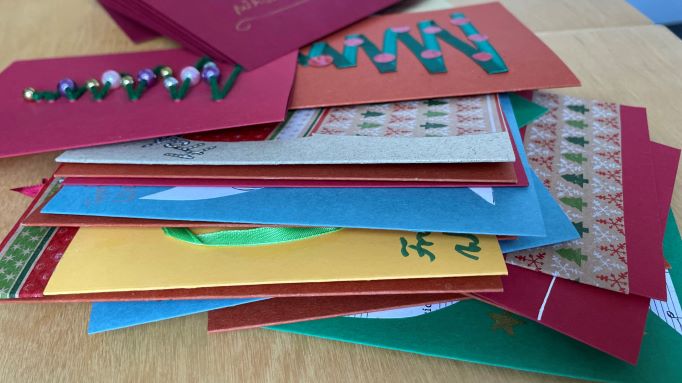 Die Karten wurden in Handarbeit gefertigt. | Foto: Daniela Ramb / khg