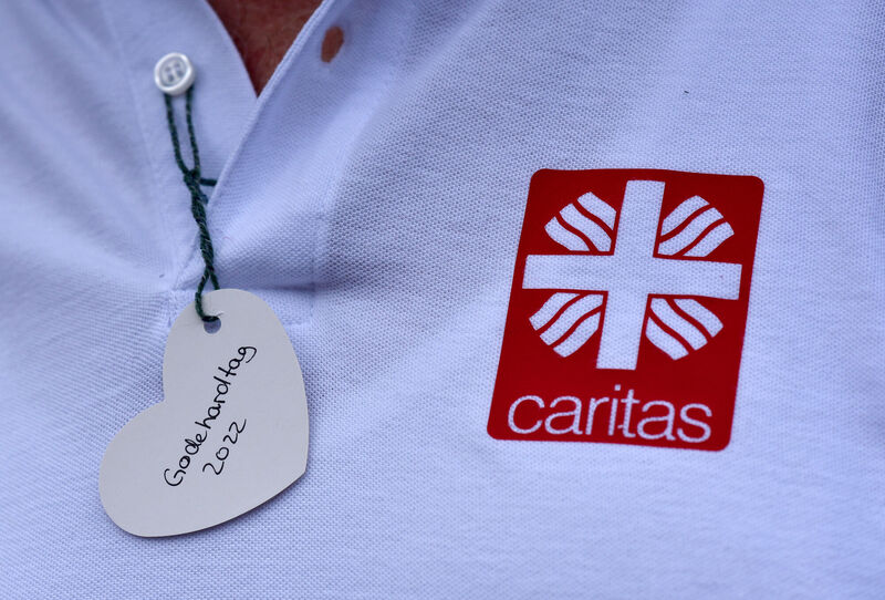 Bei der Abschlussandacht des Godehardtags wurden kleine Herzen verteilt. | Foto: Iris Blank