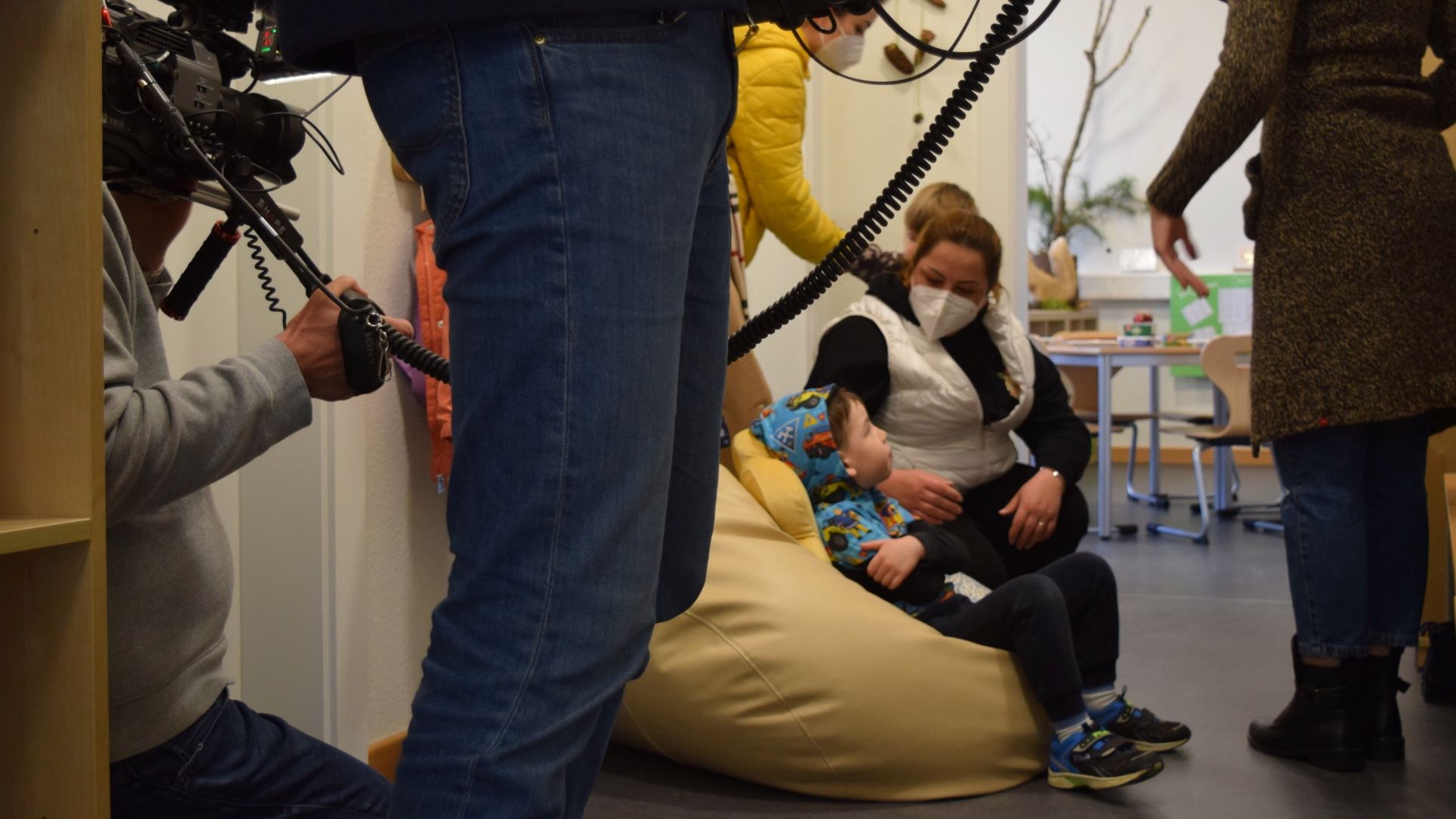 Morgendliche Ankunft in der Kinder-Gruppe. | Foto: Broermann / Caritas