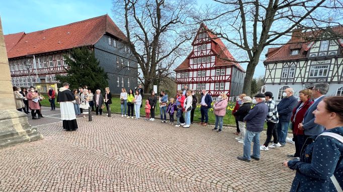 Vor der Basilika wurde selbstgebackenes Brot gesegnet. | Foto: Stefan Burchard