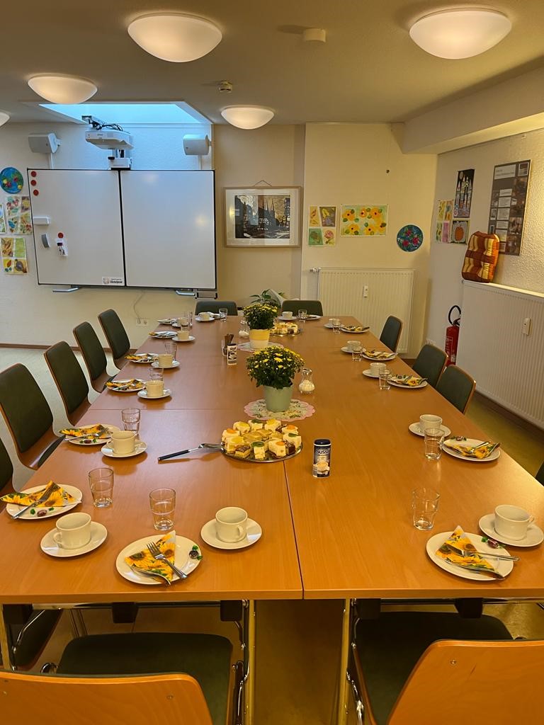 Die Kaffeetafel ist fertig gedeckt, die Carena-Gäste können kommen. | Foto: Simone Lojda / Caritas