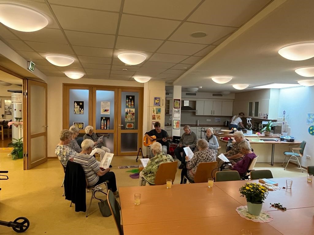 Endlich wieder gemütlich beisammen sein, gemeinsam etwas erleben und schöne Erinnerungen sammeln: Für die Gäste der Carena-Betreuungsgruppe ist ab sofort der Mittwoch fest im Kalender eingeplant. | Foto: Simone Lojda / Caritas