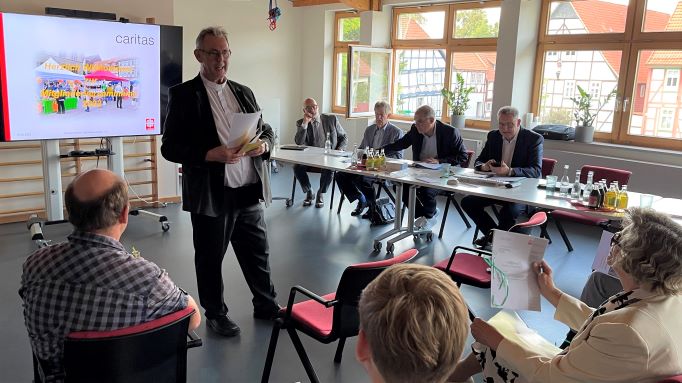 Dechant Wigbert Schwarze berichtet aus der Arbeit des Caritasrats. | Foto: Dirk Faßhauer / Caritas