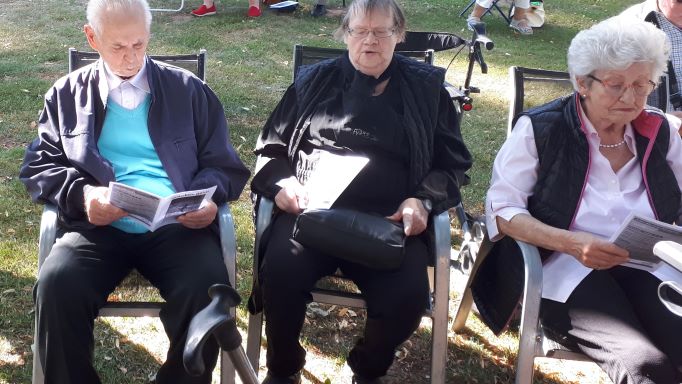 Die Gäste der Tagespflege hatten schattige Plätze vor dem Freialtar. | Foto: Stefanie Jünemann