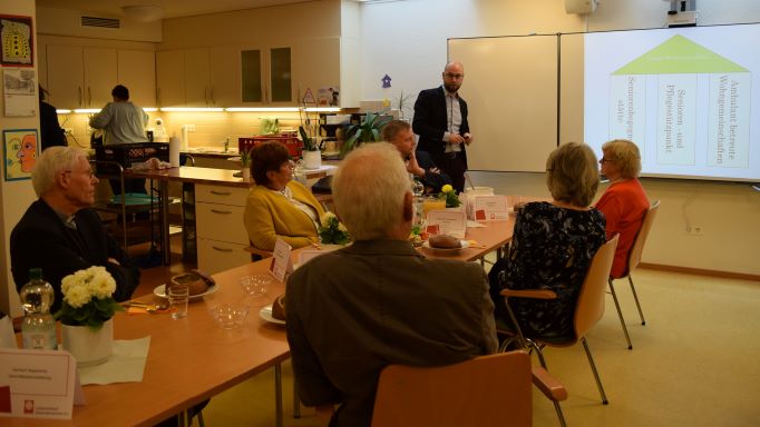 Johannes Riemkasten-Remy, Leiter des Lorenz-Werthmann-Hauses (LWH), erläutert Weihbischof Dr. Nikolaus Schwerdtfeger (l.) die Arbeitsweise der Einrichtung in der Duderstädter Innenstadt. Zum Mittagessen mit dem Weihbischof waren Mitglieder des LWH-Beirats und weitere in der Seniorenbegegnungsstätte ehrenamtlich Engagierte eingeladen. | Foto: Johannes Broermann / cps